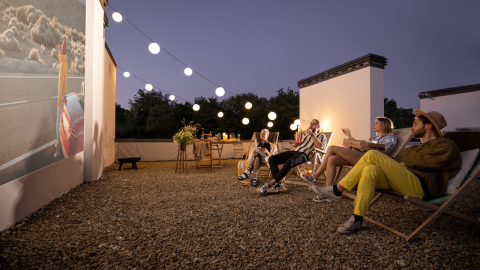 BeyondtheLivingRoomHowOutdoorMovieExperiencesAreChangingHomeEntertainmen_20250327-142259_1
